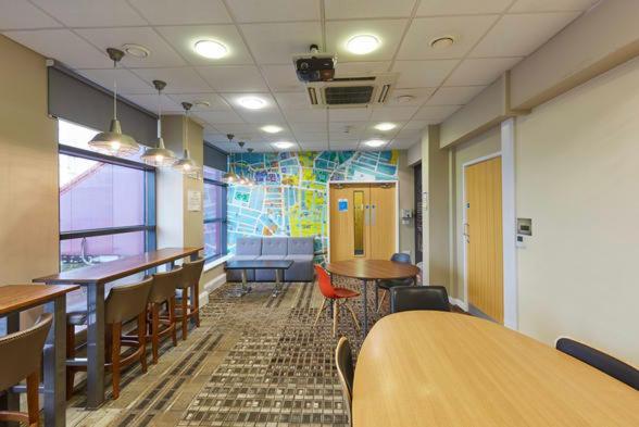Small Double Ensuite Room Next To The City Centre Leeds  Exterior photo